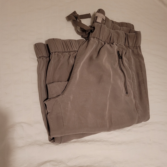 Banana Republic army green casual pant. Size M. - Picture 2 of 7